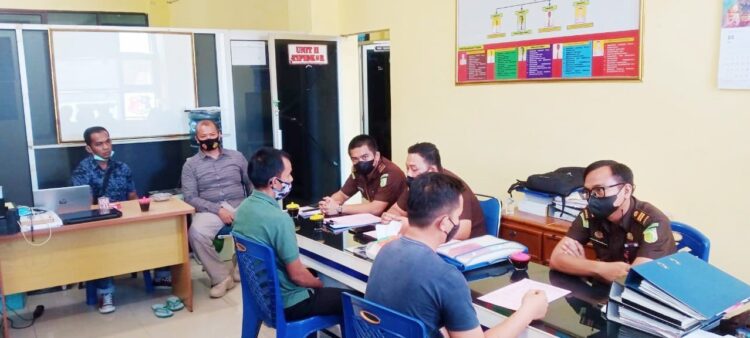 PELIMPAHAN— Penyidik Tipikor Satreskrim Polres Pessel saat melimpahkan berkas sekaliggus dua tersangka  dugaan korupsi di KONI Pessel Rozi Marzeky (ketua) dan Atrisno (bendahara) ke  JPU Kejari Pessel.