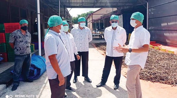 Perjalanan Kerja Ketua DPRD ke Kerinci, Syafrial Kani Ajak Investor Pertanian ke Padang 1 KUNJUNGI PABRIK— Ketua DPRD Padang Syafrial Kani saat mengunjungi pabrik PT CASSIA COOP, di Kerinci, Jambi. Kunjungan ini dilakukan bersama Gubernur Sumbar Mahyeldi Ansharullah.
