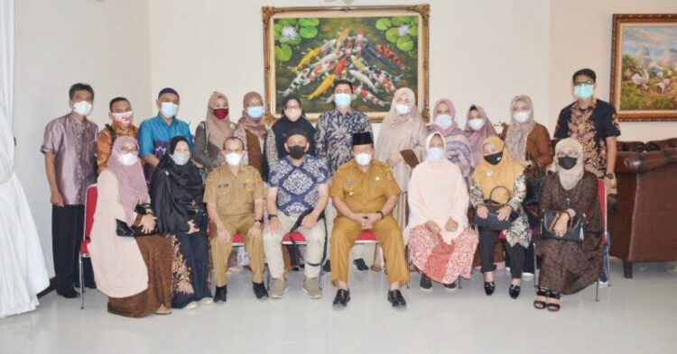 AUDIENSI — Komunitas PPAT se-Agam foto bersama dengan Bupati Agam Andri Warman usai audiensi.