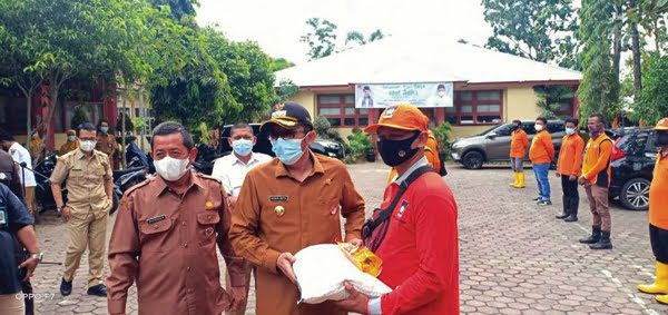 Berisiko dan Rentan Tertular Virus, Angkut Sampah, Petugas Kebersihan Diminta Hati-hati di Kota Padang 1 PENYERAHAN REWARD— Wali Kota Padang Hendri Septa menyerahkan reward berupa paket sembako kepada petugas kebersihan Dinas Lingkungan Hidup (DLH).