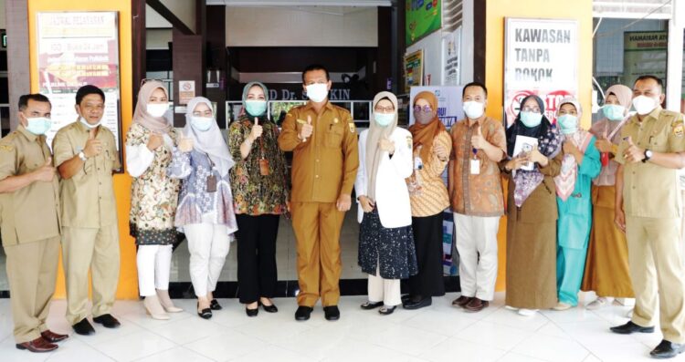 RSUP M Djamil Padang kesulitan oksigen, karena banyak pasien covid 19, melihat kondisi demikian kemarin Walikota Pariaman H Genius Umar pinjamkan ventilator ke RSUP M Djamil.