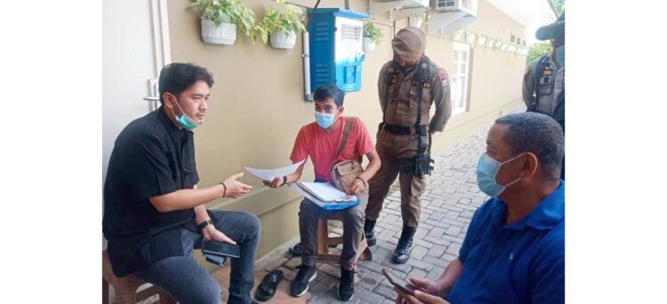 SURAT PANGGILAN— Petugas Satpol PP Kota Padang menyerahkan surat panggilan kepada pengelola Restoran Bebek Sawah, di Jalan Patimura, Minggu (4/7), karena diduga melakukan pelanggaran protokol kesehatan.