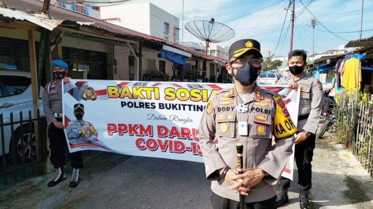 Polres Bukittinggi salurkan bantuan Sembako bagi warga yang terdampak PPKM darurat di wilayah hukum Polres Bukittinggi, Jumat (16/7).