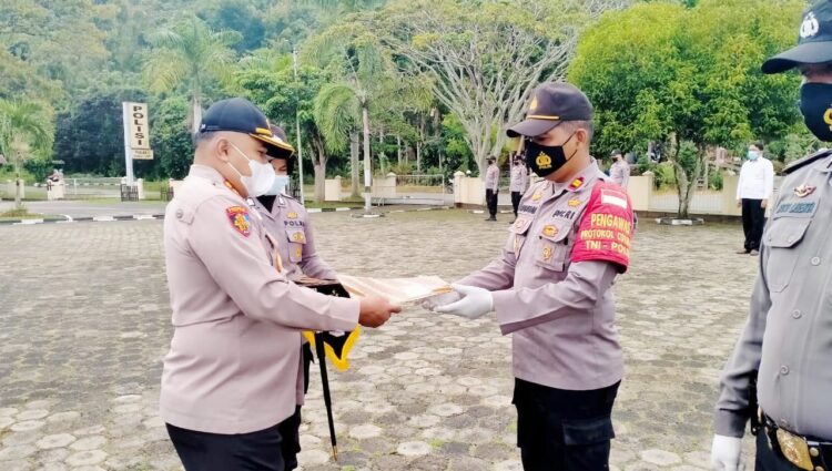 Belasan Personel Polres Sawahlunto Terima Penghargaan 1 SERAHKAN PENGHARGAAN— Kapolres Sawahlunto AKBP Junaidi Nur SIK memberikan penghargaan kepada Kapolsek Kota Sawahlunto Iptu Marwan.