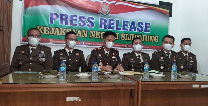 JUMPA PERS— Kajari Sijunjung Efendri Eka Saputra MH beserta jajaran saat menggelar jumpa pres di Kantor Kejaksaan Sijunjung, Kamis (22/7).