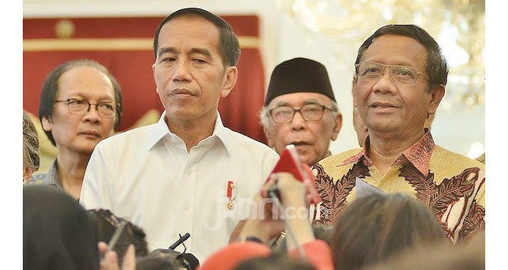 Masalah Covid-19 Sudah Memusingkan Jokowi, Ujang K:Tak Mungkin Melakukan Reshuffle Kabinet 1 KETERANGAN—Presiden Joko Widodo dan Prof Mahfud MD di Istana Merdeka saat berikan keterangan kepada wartawan.