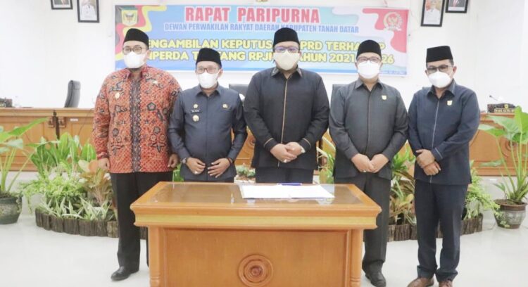 FOTO BERSAMA—Ketua DPRD dan wakil ketua beserta Bupati foto bersama usai tandatangani kesepakatan RPJMD.