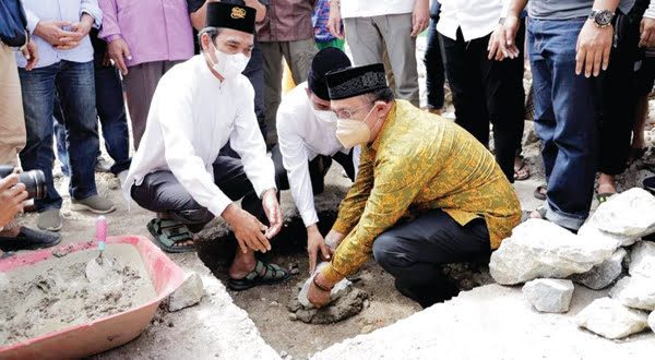 WAWako Rahmadhani Kirana Putra bersama Ustad Abdul Somad bersama melakukan peletakan batu pertama pembangunan masjid.