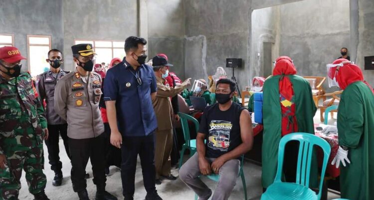 TINJAU—Bupati Sutan Riska Tuanku Kerajaan saat meninjau vaksinasi yang dilaksanakan di sejumlah kantor Wali Nagari.