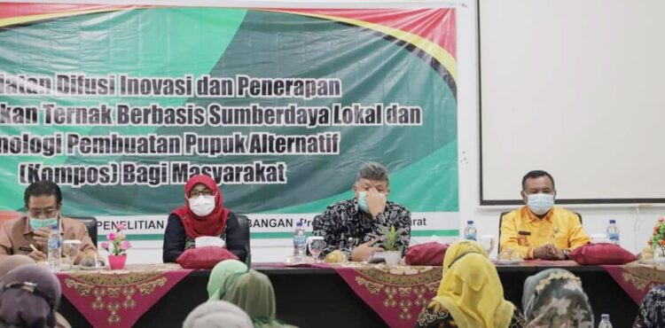 PELATIHAN— Wali Kota Solok Zul Elfian Umar saat membuka pelatihan pembuatan pupuk dan pakan organik.