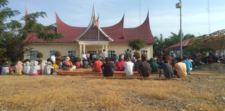 AKSI DAMAI— Ratusan warga melakukan aksi damai ke kantor Camat Tiumang untuk menuntut pengembalian lahan kebun karet warga yang digusur PT SAK.