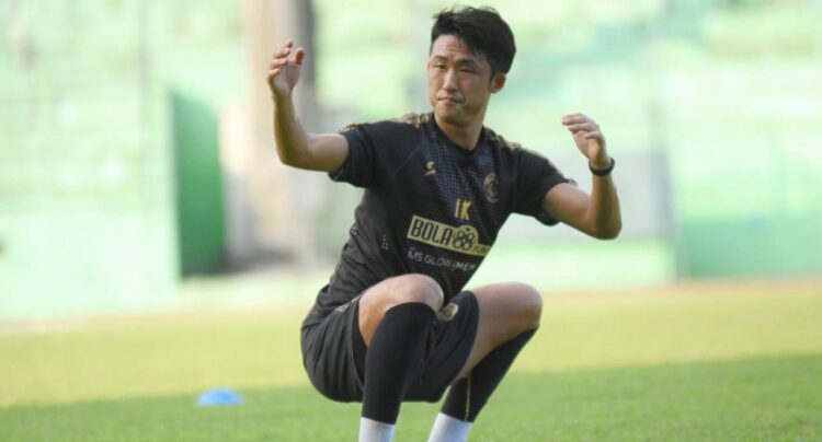 LATIHAN— Renshi Yamaguchi saat latihan dengan Arema FC di Stadion Gajayana Malang.