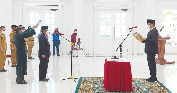 PELANTIKAN— Kepala Bapelitbang Bukittinggi Rismal Hadi dilantik menjadi Penjabat Sekdako Bukittinggi.