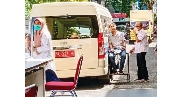 Mobil Unit Dinkes Swab PCR, 117 Sampel ASN di Disdik Sumbar Diambil 1 PEMERIKSAAN SWAB PCR— Mobil unit Dinkes Provinsi Sumbar melakukan pemeriksaan swab PCR sebanyak 117 sampel dari pegawai di Dinas Pendidikan Sumbar.