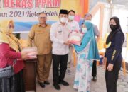 1.270 KPM Terima Bantuan Beras PPKM di Kota Solok
