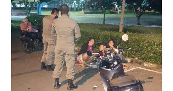 AWASI KERUMUNAN— Petugas Satpol PP  menggencarkan pengawasan di lapangan terhadap kerumunan masyarakat pasca Pemkab menerapan PPKM Level 3.