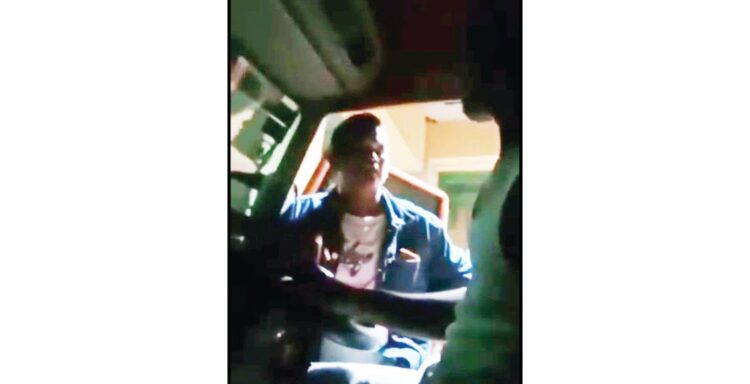 Lari ke Luar Daerah, Izet Belum Menyerah 1 DANG, METRO
Preman bernama Izet yang viral gara-gara memalak dan menganiaya sopir truk di kawasan Semen Padang, hingga kini masih berstatus buronan Polisi.