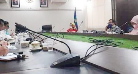 Penerapan PPKM Mikro di Kota Sawahlunto, Memotivasi Partisipasi Warga untuk Mengantisipasi Covid-19 1 PIMPIN RAPAT—Sekda Ambun Kadri Pimpin rapat terkait tindaklanjut penerapan PPKM Mikro yang dilaksanakan di Kota Sawahlunto.