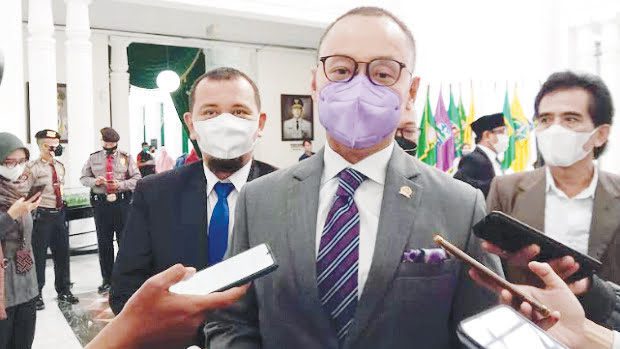 KETERANGAN—Sekretaris Jenderal (Sekjen) Partai Amanat Nasional (PAN) Eddy Soeparno berikan keterangan kepada para wartawan saat acara pekan lalu.