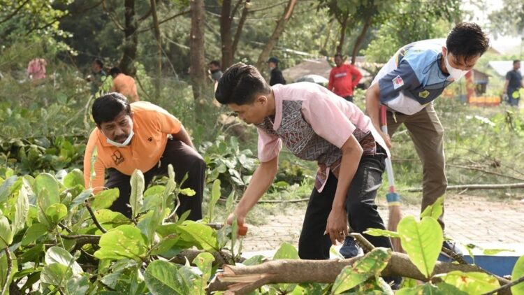 Seluruh Aparatur Sipil Negara (ASN) di lingkungan Pemerintah Kota Pariaman, kemarin, kompak melakukan aksi gotong royong (goro) bersama di sepanjang pantai Kota Pariaman.