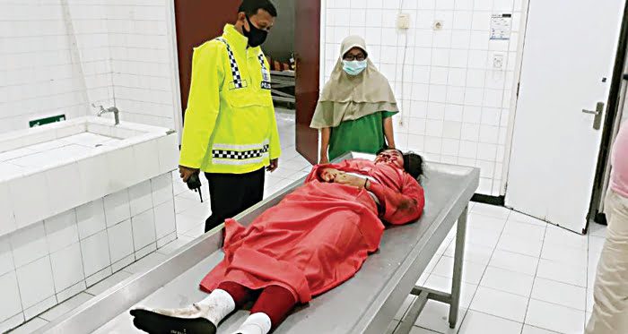 Seberangi Rel saat Hujan Deras, Mahasiswi Kebidanan Tewas Tertabrak KA Bandara depan Simpang Polonia, Kelurahan Air Tawar Timur 1 DITABRAK KA— Jenazah mahasiswi yang ditabrak KA Minangkabau Ekpres disemayamkan di kamar jenazah RSUP M Djamil Padang. Korban tak tertolong lagi setelah dibawa warga ke rumah sakit, Kamis (29/7) pagi.