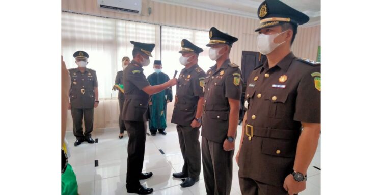 SERTIJAB— Kajari Sijunjung, Efendri Eka Saputra MH memimpin upacara serah terima jabatan (sertijab) tiga Kasi di lingkungan Kejaksaan Negeri Sijunjung, Selasa (27/7).