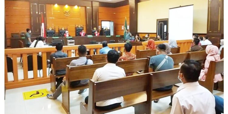 Kasasi Ditolak dan Divonis 1 Tahun Penjara, Bupati Pessel Rusma Yul Anwar Ajukan PK 1 AJUKAN PK— Rusma Yul Anwar sebagai Pemohon, didampingi kuasa hukum mengajukan Peninjauan Kembali (PK), di Pengadilan Negeri Kelas I A Padang, Senin (5/7).