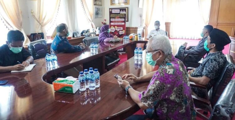 AUDIENSI— KPU Kota Pariaman yang diketuai Aisyah diterima oleh Wali Kota Pariaman, Genius Umar di rumah dinas wako, kemarin.