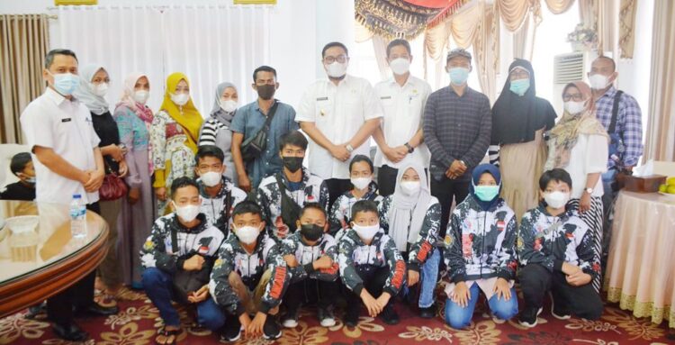 Wakil Bupati Richi Aprian melepas kontingen taekwondo Tanah Datar, Rabu (7/7) di Indo Jolito untuk mengikuti kejuaraan taekwondo Open Turnamen Walikota Pariaman Cup 1 di Kota Pariaman.