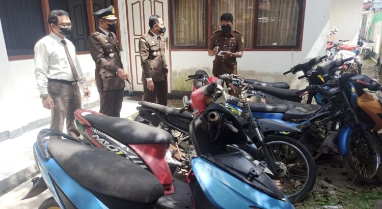 TAK DIJEMPUT—Terlihat belasan kendaraan roda dua menumpuk tak dijemput pemilik di Kejaksaan Payakumbuh.