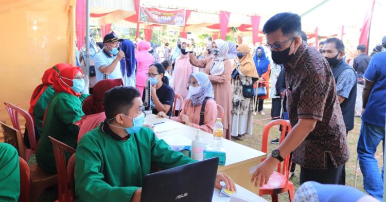 VAKSINASI MASSAL— Warga Payakumbuh antusias untuk divaksin.