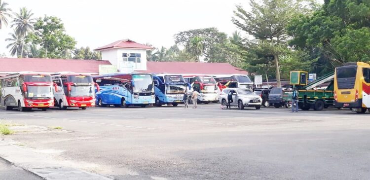 OPERASI—Terminal Koto Nan IV beroperasi kembali siap menampung bus dari segala penjuru di Sumbar umumnya.