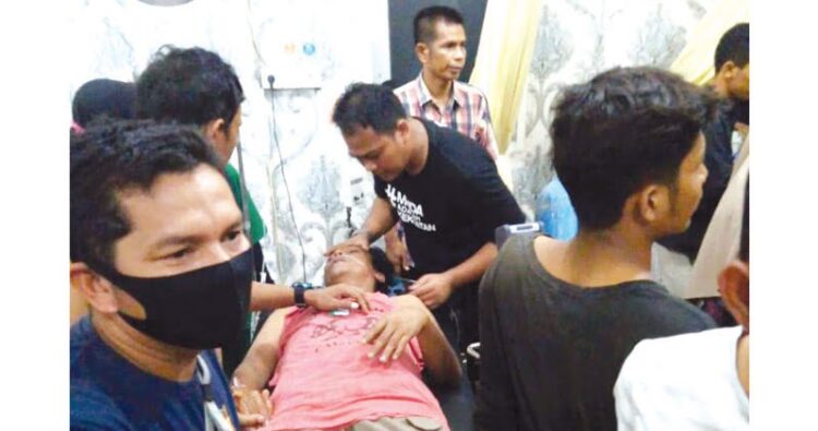 TERSERET OMBAK-Korban terseret ombak, Alul (20), dinyatakan meninggal dunia usai dibawa ke Puskesmas Air Haji, Pessel, Minggu (25/7).