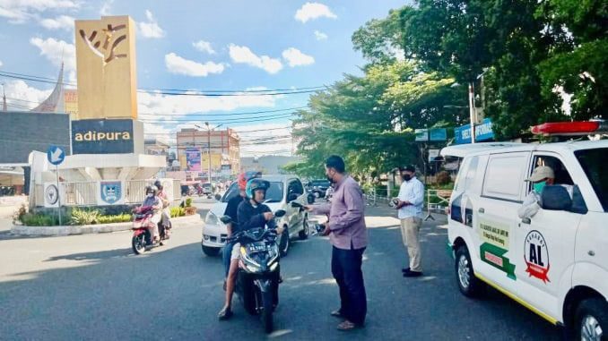 Turut Bantu Pemberantasan Covid-19, Almaisyar Turunkan Ambulans dan Bagikan Masker Gratis di Pusat Kota Payakumbuh 1 BAGIKAN MASKER-- H Almaisyar Datuak Bangso Dirajo Nan Kuniang membagikan masker gratis kepada masyarakat pengguna jalan.