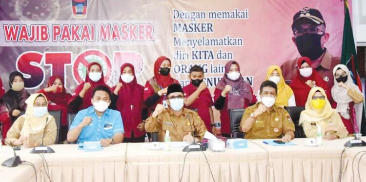 SILATURAHMI—  Wako Hendri Septa menerima kunjungan silaturahmi dari Koordinator Tim Pendamping Program Keluarga Harapan (PKH) di 11 Kecamatan, Senin (5/7). Hadir mendampingi Wali Kota, Kepala Dinas Sosial Kota Padang Afriadi.