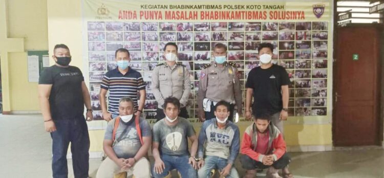 4 Pekerja Proyek Kampus III UIN IB Nekat Curi Besi 1 CURI BESI— Empat pekerja proyek pembangunan kampus III UIN IB Padang diamankan di Polsek Koto Tangah atas kasus pencurian besi.