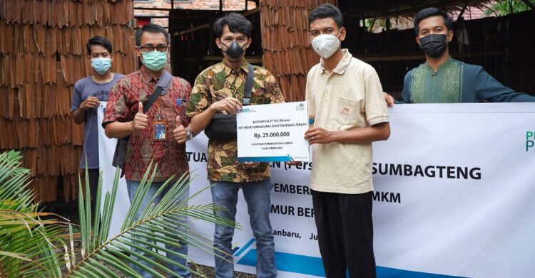 PLN Peduli Serahkan Bantuan Kepada UMKM Kelompok Pemuda Kreatif 1 FOTO Penyerahan Dana TJSL Program Pemberdayaan Kelompok Usaha UMKM Jamur Bertuah