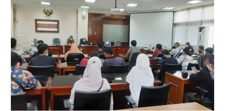 Kesatuan Aksi Rakyat Muda Indonesia (KARMI) berdialog dengan anggota  Komisi II DPRD Sumbar, Senin (5/7).