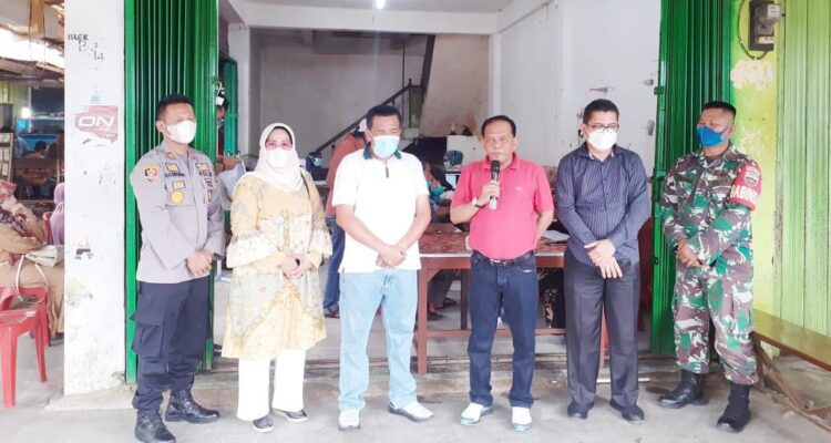 FOTO BERSAMA— Wabup Rahmang foto bersama Kadiskes dan ketua DPRD usai monitoring.