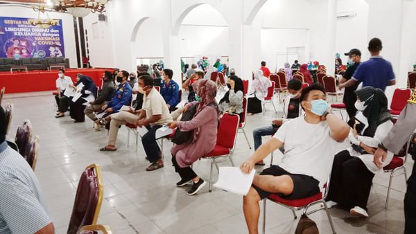VAKSIN MASSAL—Pemko Sawahlunto melalui dinas terkait melaksanakan vaksinasi Covid-19 massal beberapa waktu lalu.