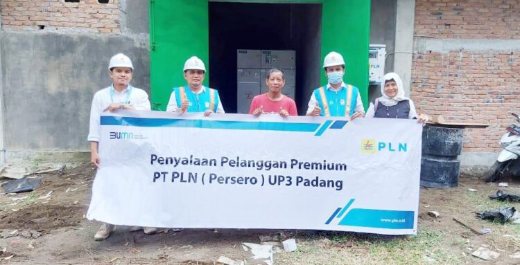 Penyalaaan listrik salah satu pelanggan premium oleh PT PLN UP3 Padang