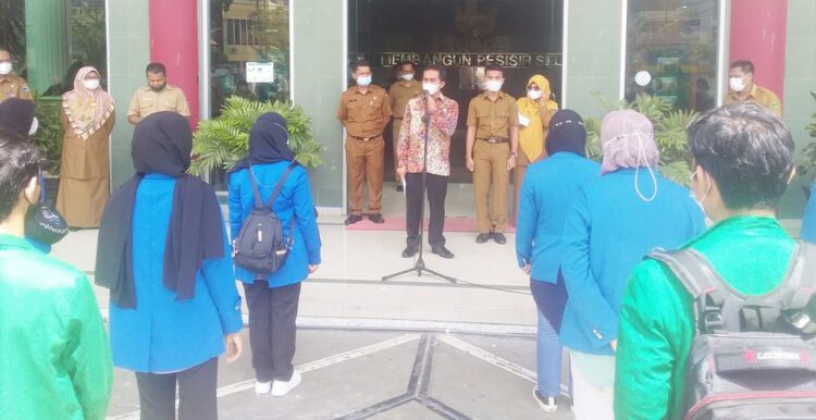 Bertempat di halaman kantor Bupati Pesisir Selatan, Wakil Bupati Pesisir Selatan Apt. Rudi Hariyansyah, Senin (12/6) pukul 11.00 Wib  melepas 74 orang mahasiswa berasal dari beberapa perguruan tinggi di Sumatera Barat melaksanakan Kuliah Kerja Nyata (KKN) di Kecamatan IV Nagari Bayang Utara, Kabupaten Pesisir Selatan.