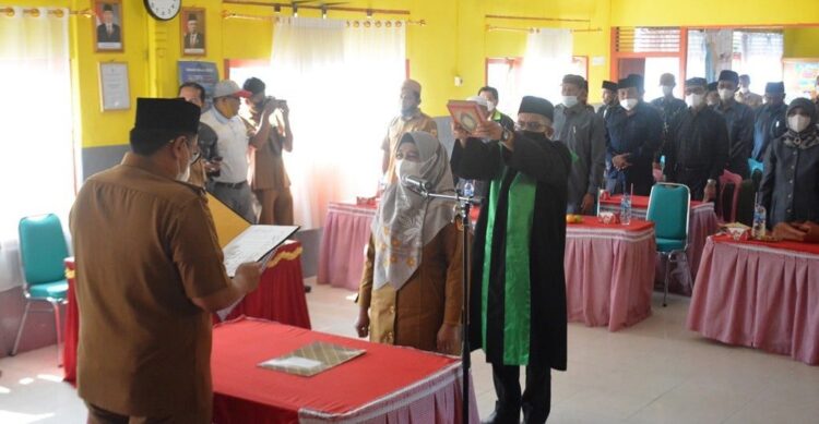Wakil Bupati Richi Aprian melantik dan mengambil sumpah jabatan secara resmi  Pendri Yasni sebagai Penjabat Walinagari Sungai Tarab Kecamatan Sungai Tarab menggatikan Penjabat sebelumnya Syafrial yang sudah memasuki masa pensiun,  di Aula SDN 18 Sungai Tarab, Selasa (27/7).