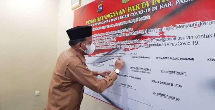 TEKEN—Wabup Padangpariaman teken pakta integritas.