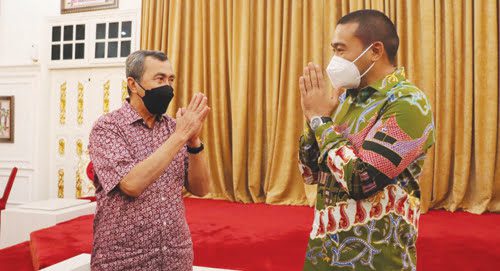 Kunjungan Wagub ke Riau Berbuah Manis, Pemprov Riau Siap Bantu Kebutuhan Oksigen untuk Sumbar 1 BERTEMU—Wagub Sumbar Audy Joinaldy bertemu Gubernur Riau, Syamsuar di Pekanbaru, Rabu malam (28/7) .