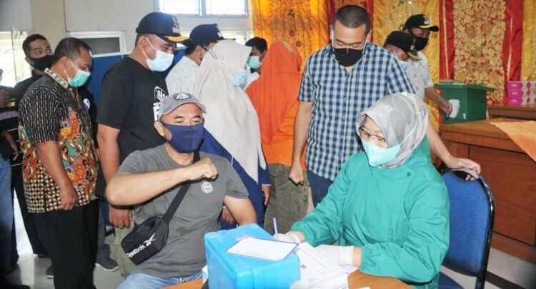 TINJAU VAKSINASI —Wagub Sumbar, Audy Joinaldy saat meninjau vaksinasi di kantor Camat Padang Utara, Sabtu (17/7).