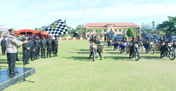 MELEPAS-Wakapolda Sumbar Brigjen Pol Edi Mardianto mengangkat bendera sebagai simbol pelepasan pendistribusian bantuan seribu paket sembako untuk masyarakat terdampak pandemi Covid-19.