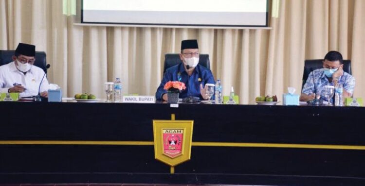 RAPAT EVALUASI— Wakil Bupati Agam Irwan Fikri memimpin rapat evaluasi Satgas Penanganan Covid-19 dalam penanganan kasus Covid-19 di Kabupaten Agam.