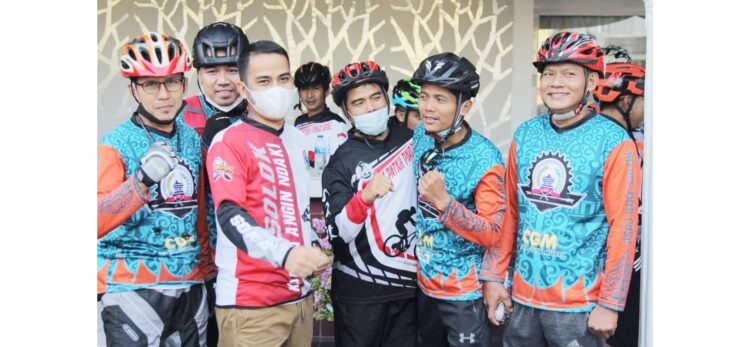 AJAK BEROLAHRAGA—Wakil Wali Kota Solok Ramadhani Kirana Putra mengajak warga giat berolah raga.