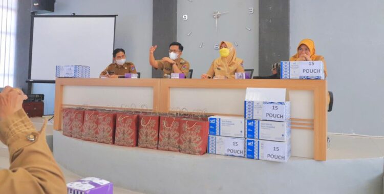 LEPAS—Wakil Wali Kota Payakumbuh  melepas pendistribusian rendang ASN berkurban.